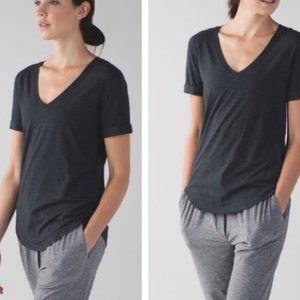 LULULEMON Love Tee II V Neck w/ Wee Stripes Size 8